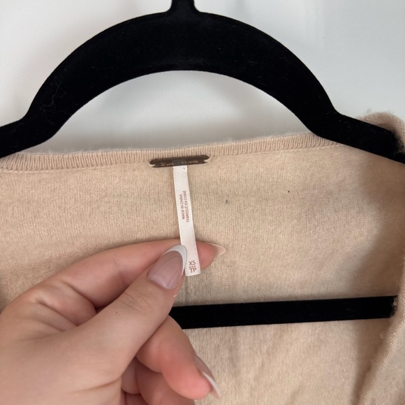 Free People CASHMERE Long Sleeve Button Up Raw Hem Fuzzy Cardigan - Picture 2 of 4